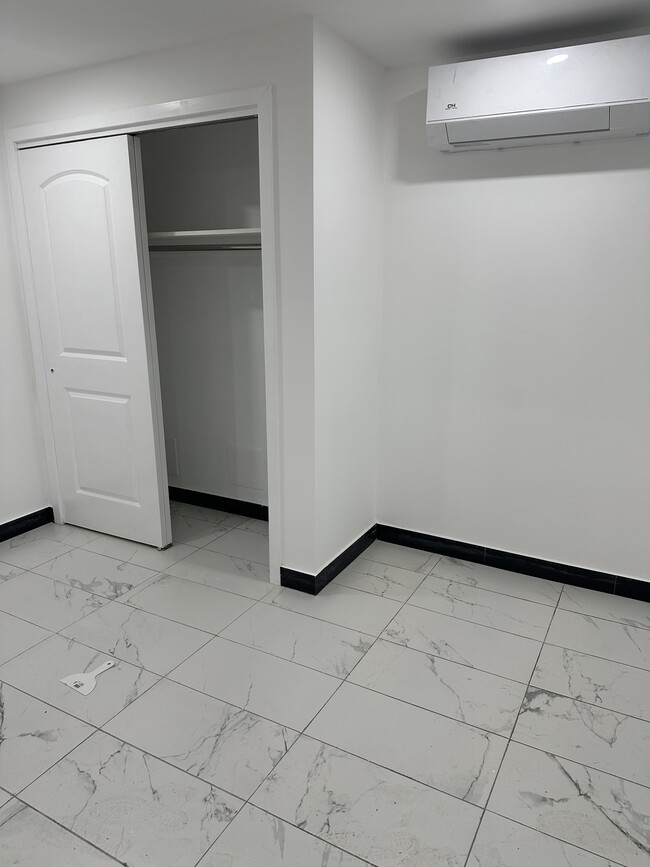 Building Photo - 552 Congress St Unit 3