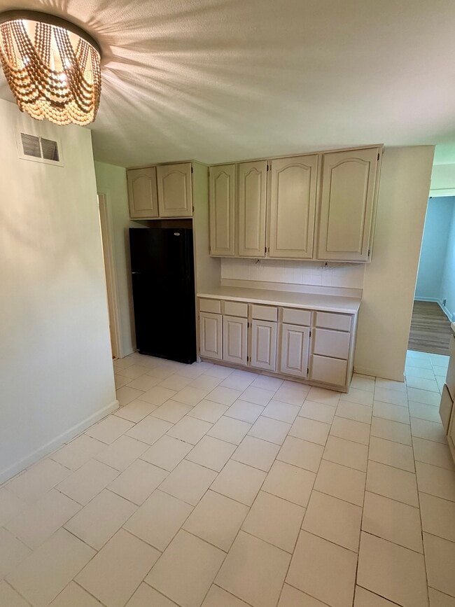 Photo - 715 Kirkshire Dr