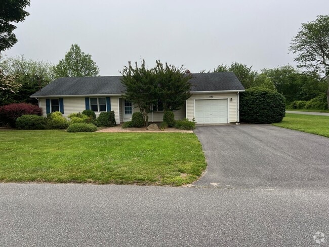 Building Photo - 490 Schoolhouse Rd