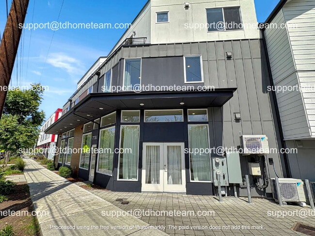 Building Photo - "Charming 3-Bed Townhouse Retreat on Beacon Ave with Spacious 1398 sq ft Layout!" Unit B