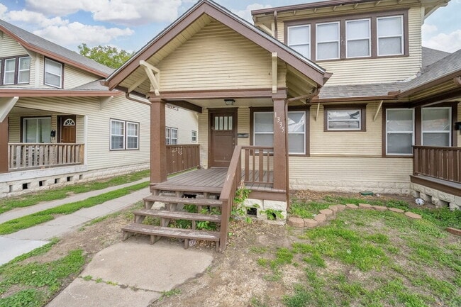 Building Photo - "Charming 2-Bed Haven in Riverside – Your Wichita Retreat Awaits!" Unit 1333