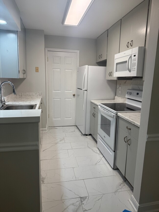 Kitchen - 13700 Modrad Way Unidad 8A-12 Rental