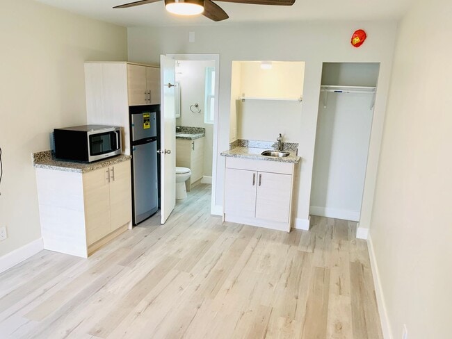 Building Photo - AVAILABLE JUNE! FIRST FLOOR STUDIO in LA JOLLA VILLAGE! ONLY $1,800/mo Unit 1141 Silverado St #111