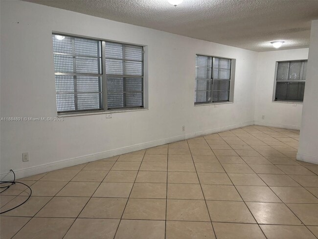 Building Photo - 2415 Lincoln St Unit 106 Rental