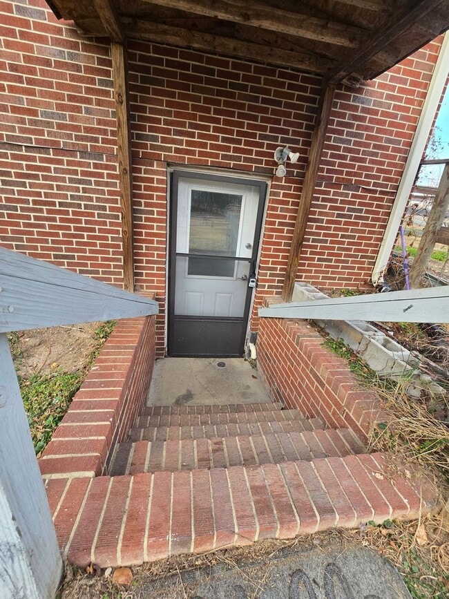 Building Photo - NEW LISTING!!!!!