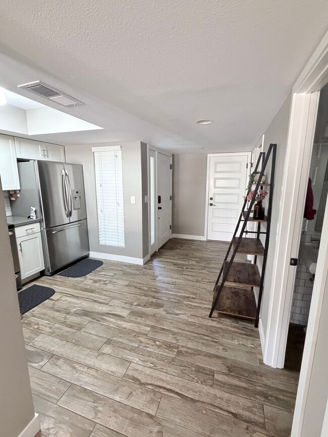 Photo - 815 E Grovers Ave