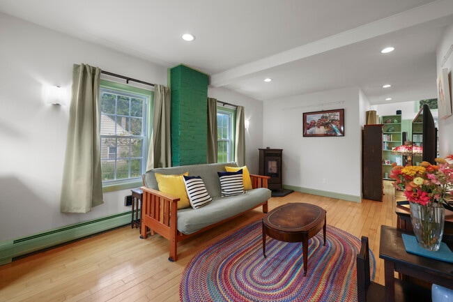 Photo - 3238 Main St