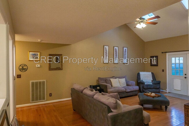 Photo - 114 Queensbury Cir
