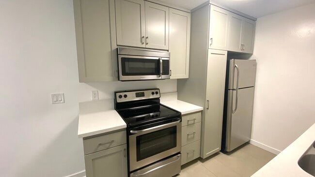 1 + 1 - 310 S Sherbourne Dr