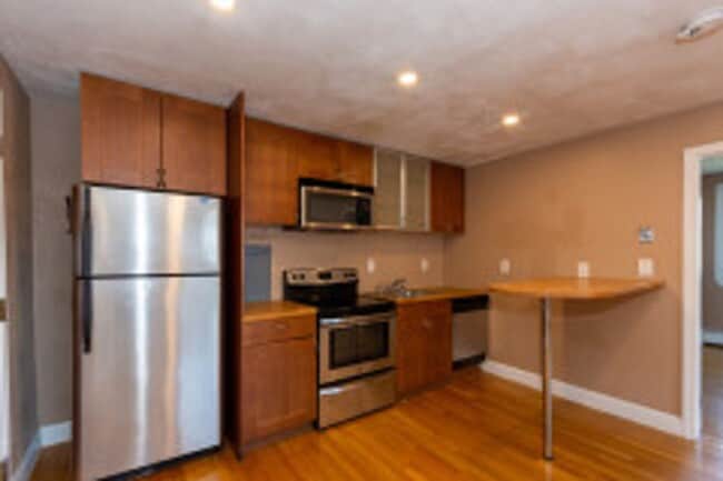 Building Photo - Sunny Renovated 1 Bed Near Harvard Ave – Heat & Hot Water Included, No Broker Fee!