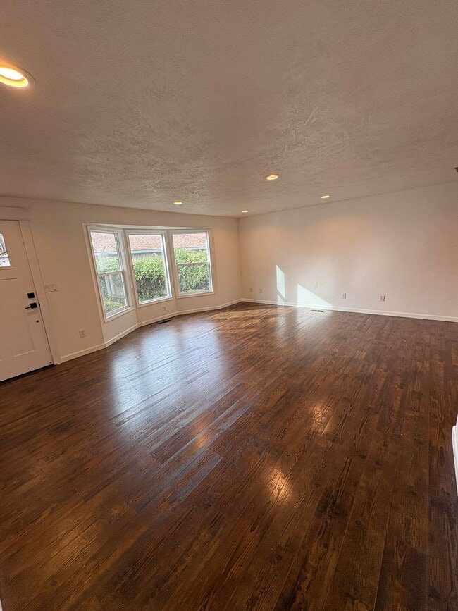 Photo - 4 Bed 2 Bath House Modern Comfort Meets En...