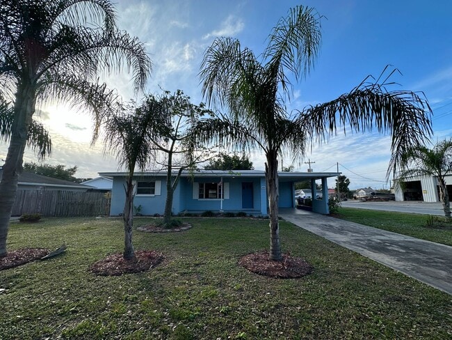 Building Photo - Nice 2/1 Home w/ Fenced Yard in St Cloud