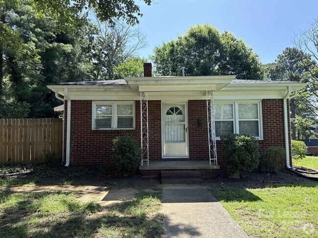 Building Photo - 1000 Roanoke Ave Rental