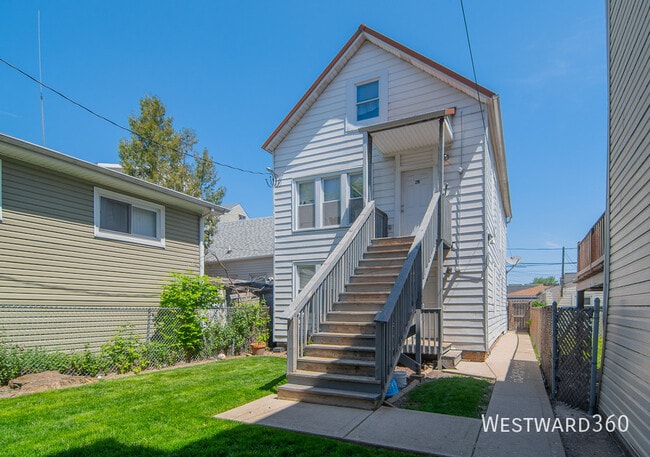 Building Photo - 3756 W George-2R Unit 2R