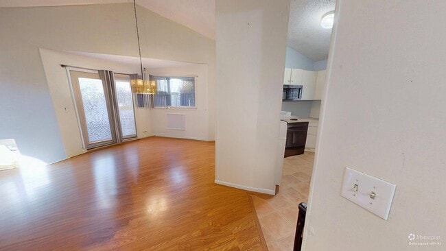 Photo - 700 W 1st St