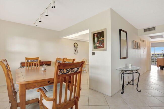 Photo - 1903 Bermuda Cir Unit B4