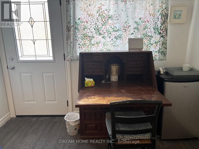 Photo - 850 Clarkson Rd S