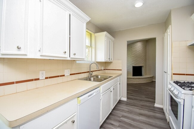 Photo - 810 Dell Dale St