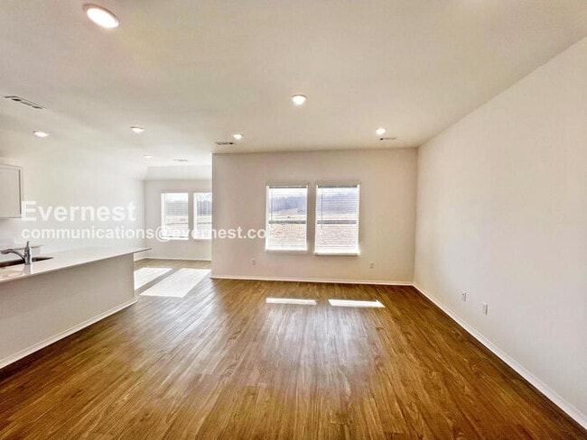 Photo - 116 E Sunbelt Ct