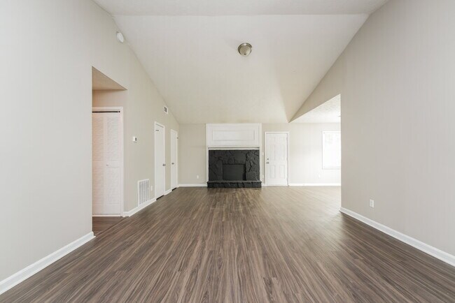 Photo - 591 Stonehedge Dr