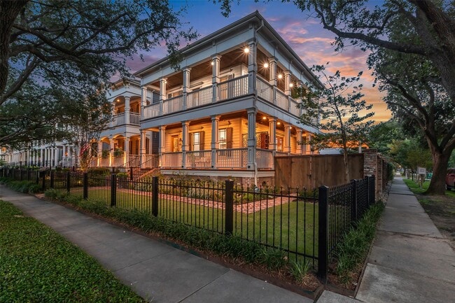 Building Photo - 340 W 17th St