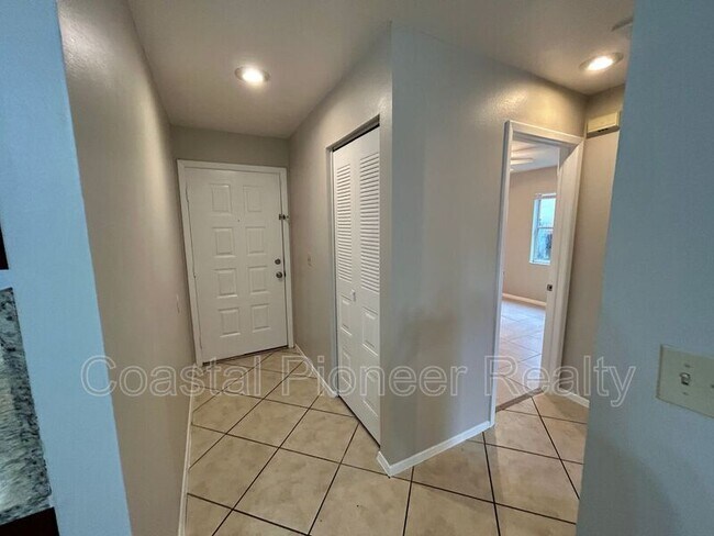 Photo - 1042 Axlewood Cir