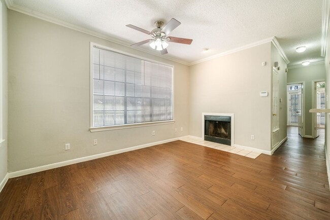 Photo - 2300 Leon St
