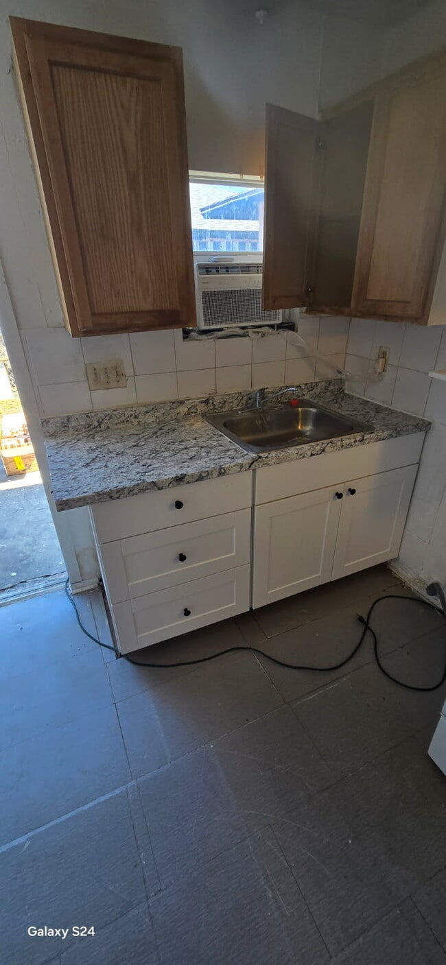 Photo - 1807 Maple Dr