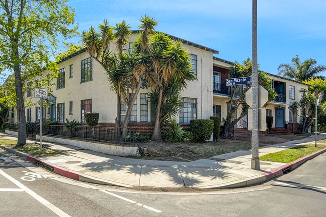 Building Photo - 5670 San Vicente Blvd Unit #2