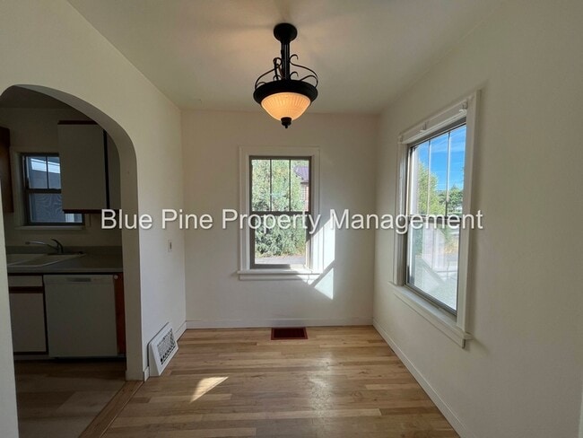 Photo - 519 College St