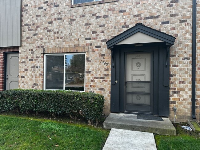 Building Photo - Sharp and spacious 3 bedroom, 2.5 bathroom townhouse in desirable Willowbrook community!