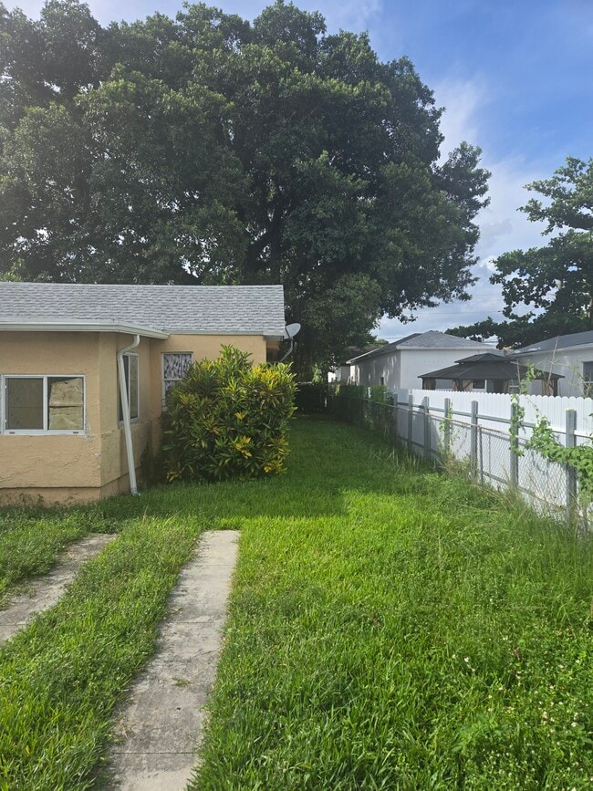 Photo - 1951 NW 49th St