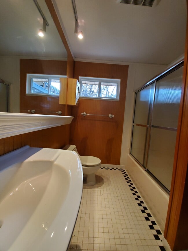 Spacious and bright hall bath