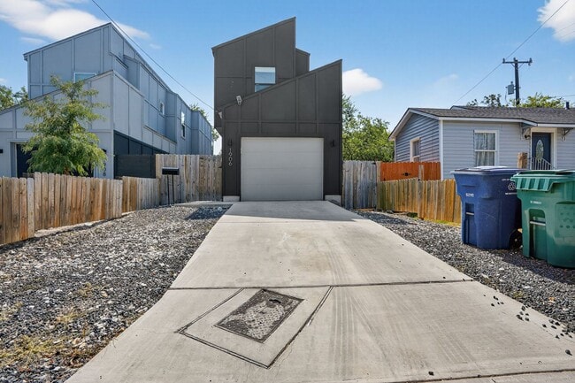 Building Photo - 4 Weeks Free!! Urban Modern Living Near Downtown San Antonio!