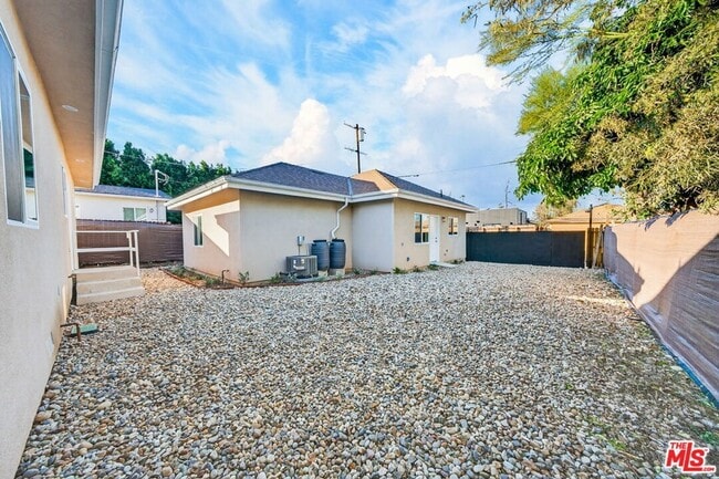 Photo - 17625 Burbank Blvd