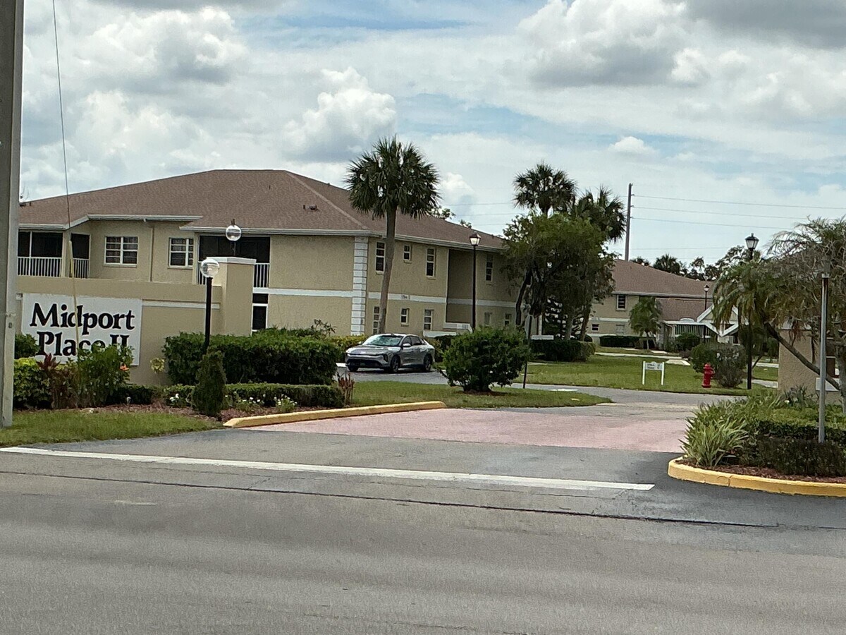 Photo - 1550 SE Royal Green Cir