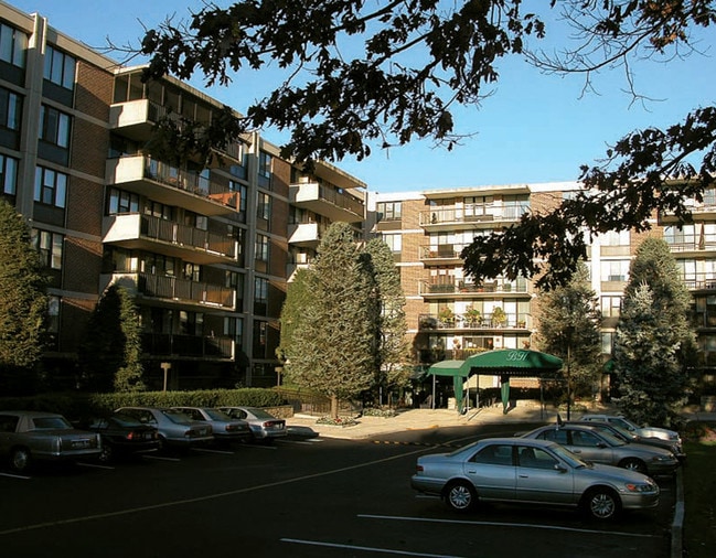 Front view - Briar House Condominium