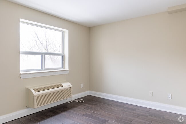 1BR, 1BA - 450SF - Bedroom - 508 Mohawk