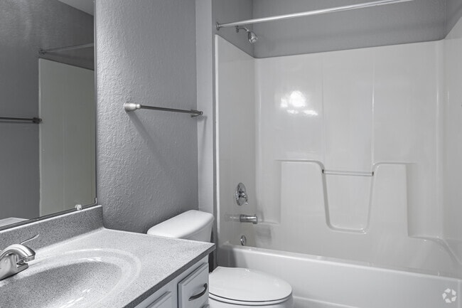 2BR, 2BA - 1050SF