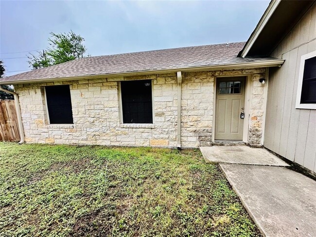 Building Photo - 1611 Onion Creek Village Dr