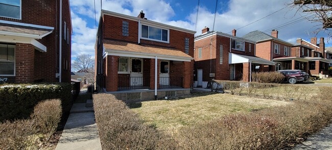 Front of Duplex - 129 Stanton Ct W Apartments Unit 2nd floor