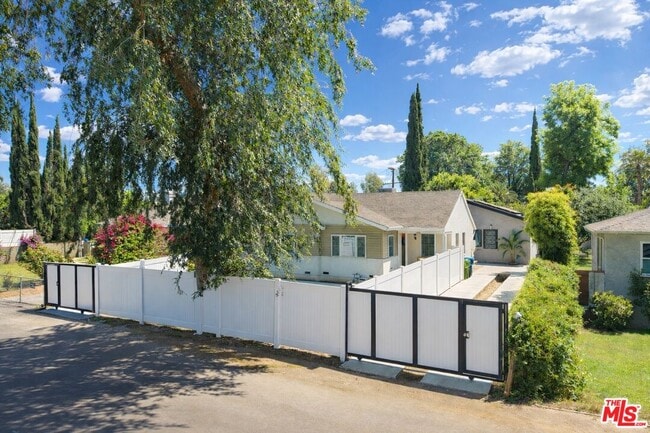 Building Photo - 13842 Hamlin St