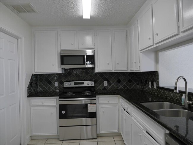 Building Photo - 13840 Hollowgreen Dr Unit 106 Rental