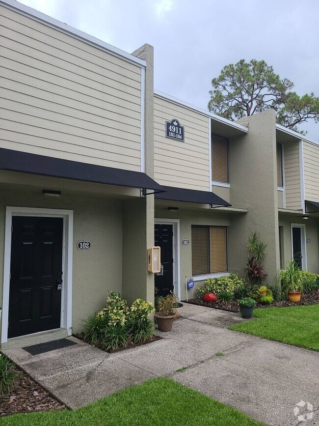 Building Photo - 2 Bedroom 1.5 Bath Townhome - Grand Oaks C... Unit 101