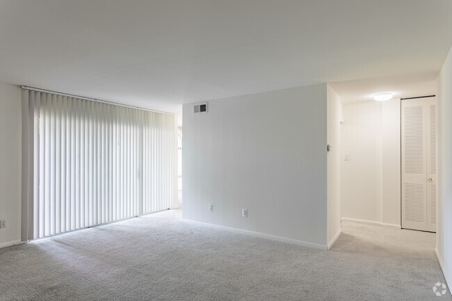 2BR, 2BA - 1100SF