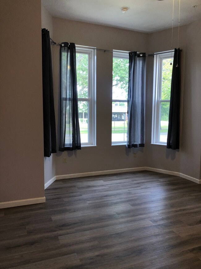 Building Photo - 437 W 6th St Unit 1