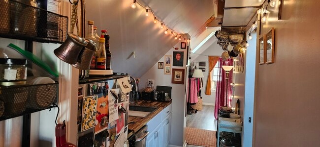 Building Photo - 4528 N Drake Ave Unit 2 - Attic