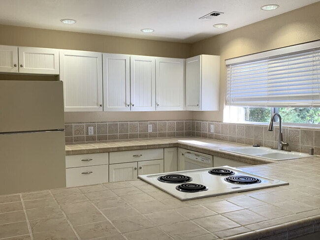 Photo - Spacious 2-bedroom home near Lyons Park; r...