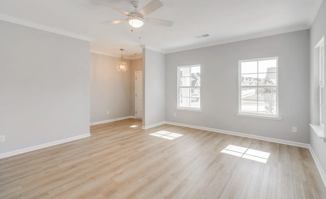 Photo - Spacious 5-Bedroom Home with Modern Finishes in Prime Elgin Location