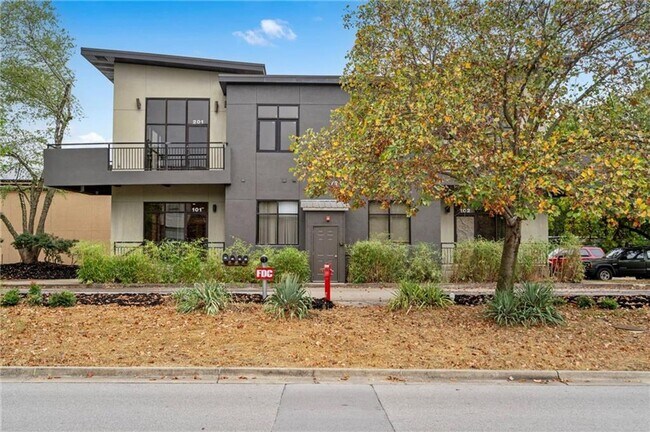 Building Photo - 1723 N Chestnut Ave Unit 101